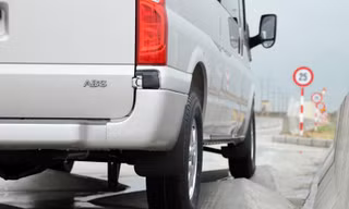 Các tiêu chí về độ ồn và tiếng động lạ của xe sẽ được đánh giá trên địa hình thử gồ ghề như đường gợn sóng, và các đoạn đường có bề mặt dây thừng hay góc sắt