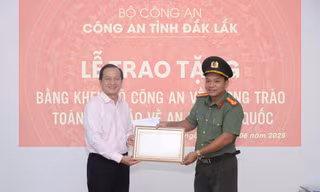 Bệnh viện Mắt Tây Nguyên nhận Bằng khen của Bộ Công an 