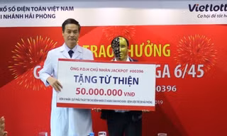 Ông Trần Minh Cảnh - Phó Giám đốc Trẻ em Hải Phòng nhận từ thiện từ anh P.D.H