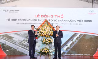 Ông Nguyễn Xuân Ký - Bí thư tỉnh ủy, Chủ tịch HĐND tỉnh Quảng Ninh trao lẵng hoa chúc mừng tới ông Nguyễn Anh Tuấn, Chủ tịch Tập đoàn Thành Công