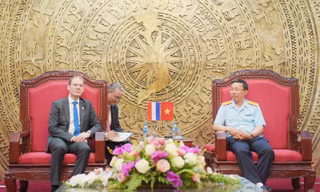 Tổng cục trưởng Tổng cục Hải quan Nguyễn Văn Cẩn (phải) trao đổi cùng ông Menno Snel - Quốc Vụ khanh Tài chính Hà Lan (Thứ trưởng Bộ Tài chính) ngày 10/4