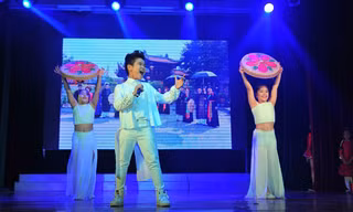 “Thần đồng” Nhật Minh thể hiện xuất sắc ca khúc “Thành phố miền quan họ” của nhạc sĩ Nguyễn Cường. 