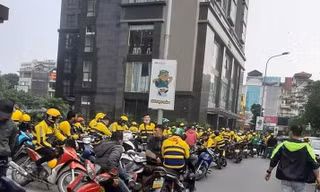 Tài xế beBike tắt app, tập trung tại trụ sở beGroup ở Hà Nội để phản đối chính sách tiền thưởng mới