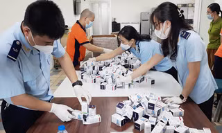 Lực lượng Hải quan kiểm tra thực tế lô thuốc nhập lậu