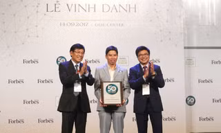 Ông Nguyễn Đức Tài, Chủ tịch HĐQT Thế Giới Di Động (người đứng giữa), nhận chứng nhận từ Forbes.