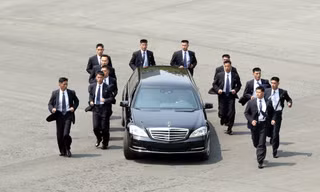 Dàn cận vệ cao lớn, mặc suit đen của ông Kim đã gây chú ý khi chạy bộ hộ tống chiếc xe chở vị lãnh đạo về ăn trưa trong cuộc thượng đỉnh hôm 27/4 giữa ông và Tổng thống Hàn Quốc Moon Jae In. Ảnh: Reuters.