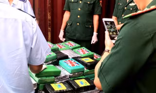 Lực lượng chức năng kiểm đếm cocain phát hiện trong container phế liệu