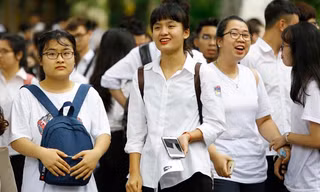 Thí sinh ra khỏi phòng thi môn Văn tại điểm thi trường THPT Chu Văn An, Tây Hồ, Hà Nội. Ảnh: Như Ý