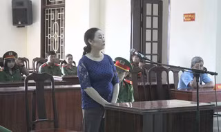 Bị cáo Lê Thị Nở bị phạt tù 10 năm với tội buôn hơn 2 tạ thuốc nổ tại phiên tòa ngày 28/3/2018.