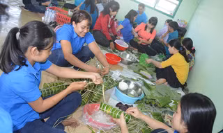 Hội thi gói bánh tét tặng người nghèo