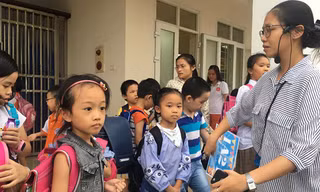 Buổi chiều tan học của gần 1.200 học sinh lớp 1 luôn đông như hội và giáo viên rất vất vả để trả học sinh. Ảnh: Đỗ Hợp