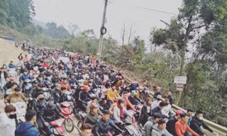 Dòng người đổ về Tam Đảo khiến tắc đường kéo dài. Ảnh: Minsk Bong Keo.
