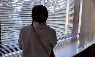 Junko Iizuka sống trong đau khổ nhiều năm nay sau khi biết mình không còn khả năng sinh đẻ. Ảnh: Guardian.