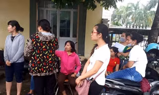 Giáo viên hợp đồng tập trung cạnh UBND huyện Thanh Oai để chờ lời giải thích thỏa đáng từ lãnh đạo huyện. Ảnh: Đình Tuệ/ Lao Động