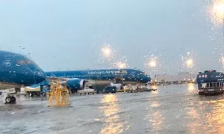 Nhiều chuyến bay nội địa và quốc tế phải điều chỉnh vì ảnh hưởng của bão số 6.
