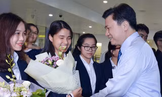 Thứ trưởng Bộ GD&ĐT Nguyễn Hữu Độ tặng hoa chúc mừng các thành viên trong đoàn dự thi trở về. 