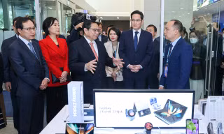 Thủ tướng đề nghị Samsung coi Việt Nam là 'cứ điểm’ quan trọng nhất, chiến lược toàn cầu 