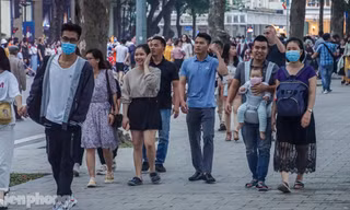 Người dân Hà Nội đổ lên phố đi bộ hưởng se lạnh cuối thu