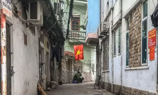 Cách ly ngõ nhỏ nhà nữ tiếp viên hàng không dương tính với Covid-19