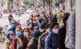 Khan hàng khẩu trang, dân Hà Nội lại xếp hàng dài mua như thời bao cấp