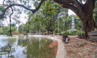 Cận cảnh vòng cung bờ kè khối bê tông 'khổng lồ' vừa kết nối ở Hồ Gươm