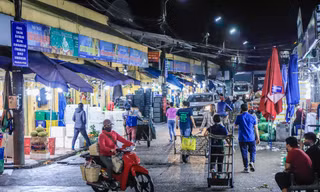 Chợ đêm Hà Nội sau 'cách ly': Nơi nhộn nhịp, nơi vắng ngắt