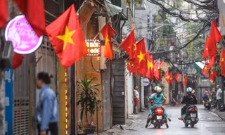 Phố phường Thủ đô rực rỡ cờ đỏ sao vàng ngày 30 Tết
