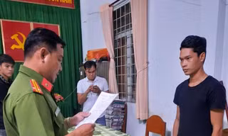 Công an đọc quyết định khởi tố bị can Phan Quốc Việt. Ảnh: CACC