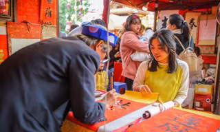 Mùng 3 Tết thầy, sĩ tử Hà thành chen chân xin chữ 'Đỗ Đạt'