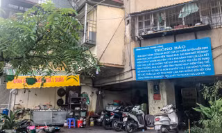 Cận cảnh các chung cư trước nguy cơ đổ sập bất cứ lúc nào ở Hà Nội