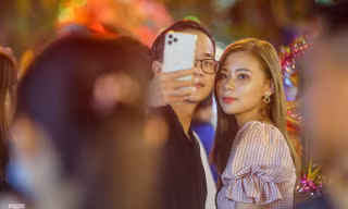 Ngắm bóng hồng hóa 'chị Thỏ Ngọc' trong đêm Trung thu