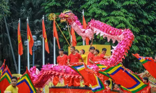 Chiêm ngưỡng 'rồng bay' trên phố đi bộ hồ Hoàn Kiếm