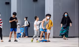 Khu người Hàn ở Hà Nội đông người chơi, tập thể dục bất chấp 'cách ly toàn xã hội'