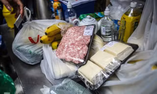 Phát thực phẩm miễn phí cho người dân khu cách ly