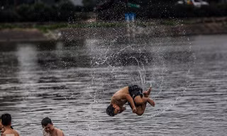 Nhào lộn nguy hiểm dưới hồ Linh Đàm ngó lơ lệnh cấm
