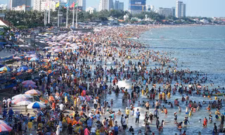 Biển Vũng Tàu đông nghịt người ngày cuối tuần