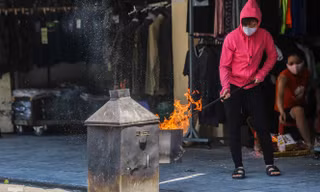 Vỉa hè, lòng đường Thủ đô 'đỏ lửa' cúng rằm tháng 7