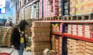 Hết cảnh chen lấn, người dân thoải mái mua đồ cho gia đình
