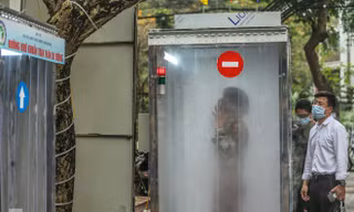 Buồng khử khuẩn toàn thân di động xuất hiện tại Hà Nội