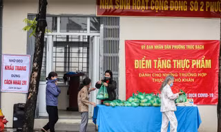 Người dân xếp hàng nhận suất ăn miễn phí trong lúc 'cách ly toàn xã hội'