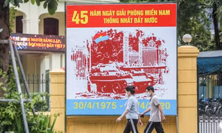 Nới lỏng 'cách ly', Hà Nội tưng bừng cờ hoa chuẩn bị đón ngày lễ lớn
