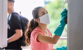 Thầy cô, phụ huynh tận tay tỉ mỉ dọn vệ sinh trường lớp