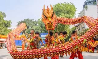 Mê mẩn ngắm ‘rồng bay’ trên phố đi bộ Hồ Gươm