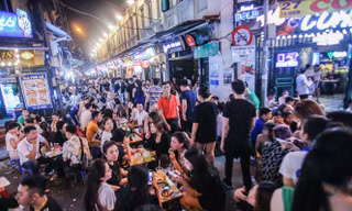 'Phố không ngủ' nhộn nhịp trở lại sau 'kỳ nghỉ COVID-19'