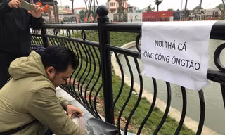 Dân chung cư Hà Nội cho cá chép 'đi cầu trượt' tiễn ông Táo