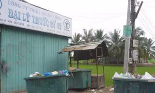 Tập trung rác sát đại lý bán thuốc chữa bệnh