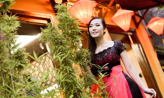 Á hậu Thùy Trang duyên dáng áo dài nơi phố Hội
