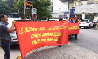 Dân chung cư hạng sang xuống đường băng rôn đòi 30 tỷ quỹ bảo trì