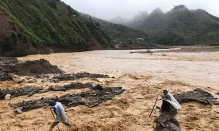 Kinh hoàng cảnh lũ đá tàn phá An Lương