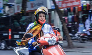 Đợt không khí lạnh tiếp tục tràn xuống, trong ngày hôm nay (ngày 16/10) người dân Hà Nội cảm nhận được rõ rệt thời tiết se lạnh kèm theo mưa gió.
